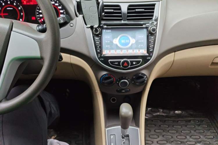Used Hyundai Verna (older generation) 2010 Sedan 1.4L Automatic Fashionable GT Model Audio And AC Panel