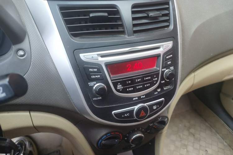 Used Hyundai Verna (older generation) 2010 Sedan 1.4L Manual Comfort GS Audio And AC Panel