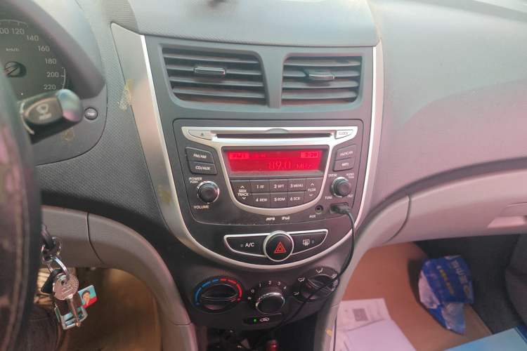 Used Hyundai Verna (older generation) 2010 Sedan 1.4L Automatic Comfort Model GS Audio And AC Panel