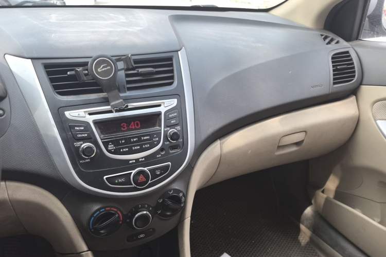 Used Hyundai Verna (older generation) 2010 Sedan 1.4L Manual Comfort GS Audio And AC Panel