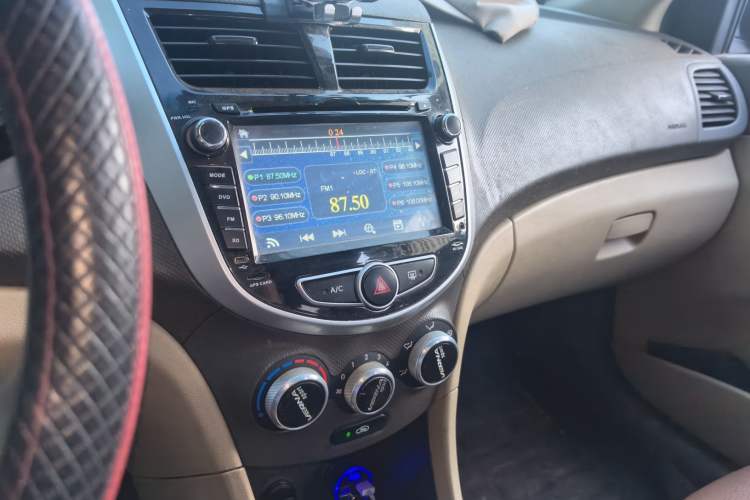 Used Hyundai Verna (older generation) 2010 Sedan 1.4L Manual Comfort GS Audio And AC Panel