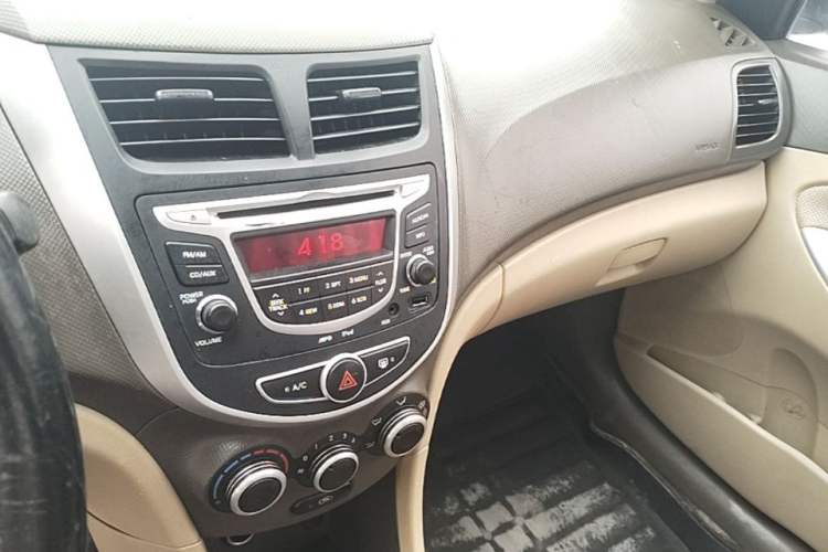 Used Hyundai Verna (older generation) 2010 Sedan 1.4L Manual Comfort GS Audio And AC Panel