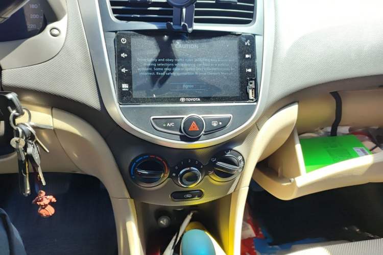 Used Hyundai Verna (older generation) 2010 Sedan 1.4L Automatic Fashionable GT Model Audio And AC Panel