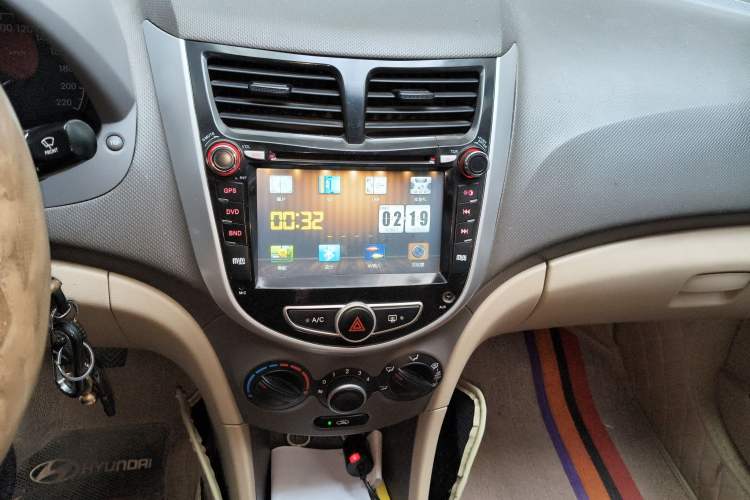Used Hyundai Verna (older generation) 2010 Sedan 1.4L Manual Comfort GS Audio And AC Panel