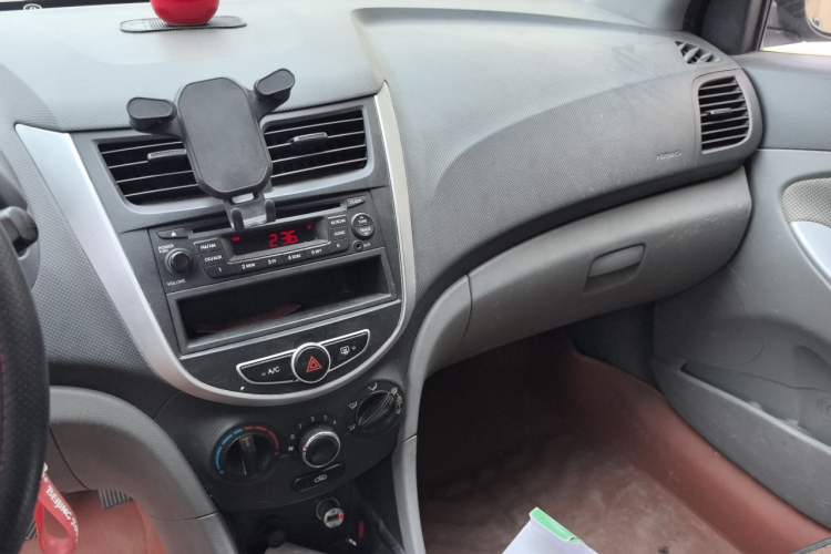 Used Hyundai Verna (older generation) 2010 Sedan 1.4L Manual Comfort GS Audio And AC Panel