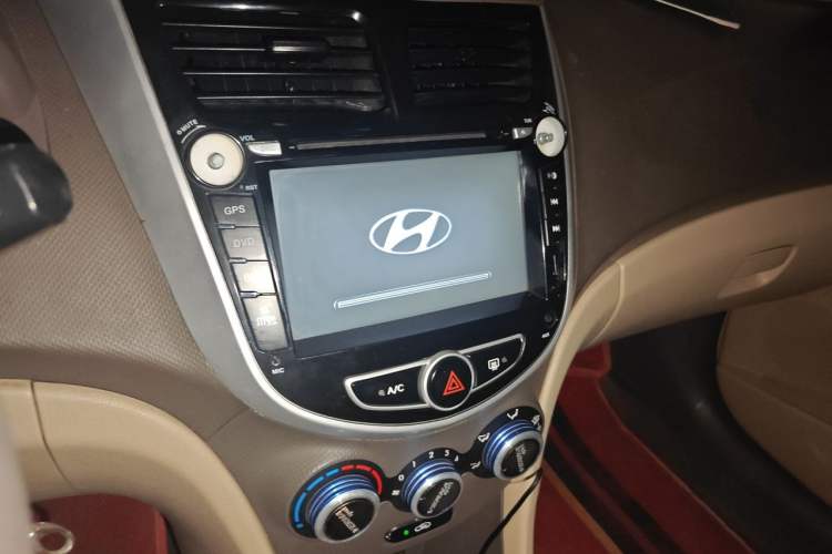 Used Hyundai Verna (older generation) 2010 Sedan 1.4L Manual Comfort GS Audio And AC Panel