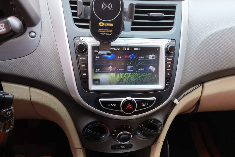 Used Hyundai Verna (older generation) 2010 Sedan 1.4L Manual Comfort GS Audio And AC Panel
