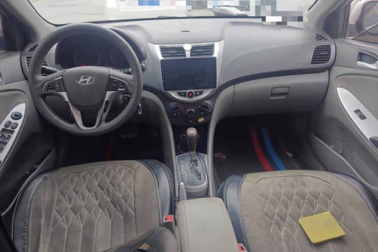 Used Hyundai Verna (older generation) 2010 Sedan 1.4L Automatic Fashionable GT Model Center Console