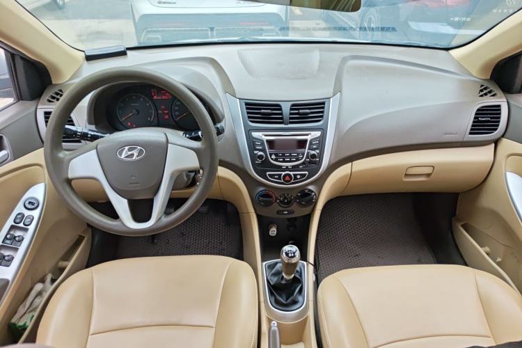 Used Hyundai Verna (older generation) 2010 Sedan 1.4L Manual Comfort GS Center Console