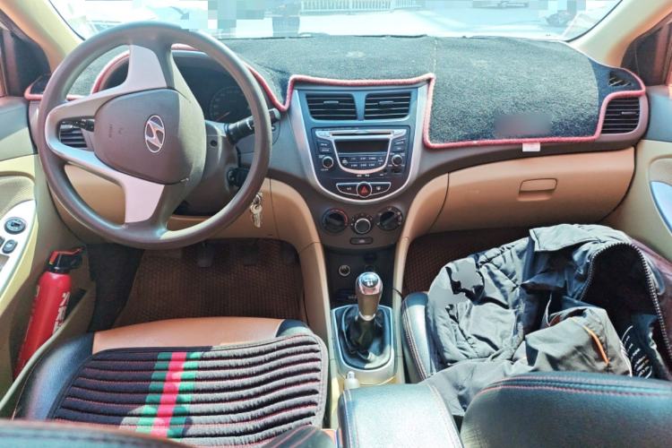 Used Hyundai Verna (older generation) 2010 Sedan 1.4L Manual Comfort GS Center Console