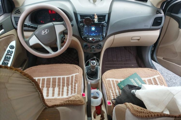 Used Hyundai Verna (older generation) 2010 Sedan 1.4L Manual Comfort GS Center Console