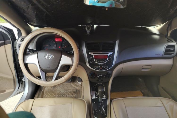 Used Hyundai Verna (older generation) 2010 Sedan 1.4L Automatic Comfort Model GS Center Console