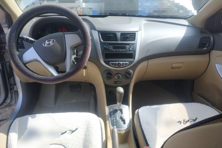 Used Hyundai Verna (older generation) 2010 Sedan 1.4L Automatic Comfort Model GS Center Console
