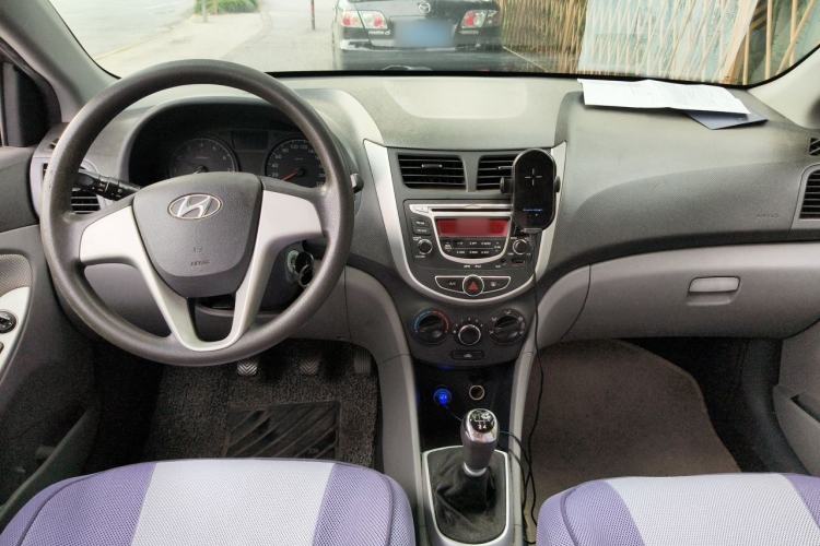 Used Hyundai Verna (older generation) 2010 Sedan 1.4L Manual Comfort GS Center Console