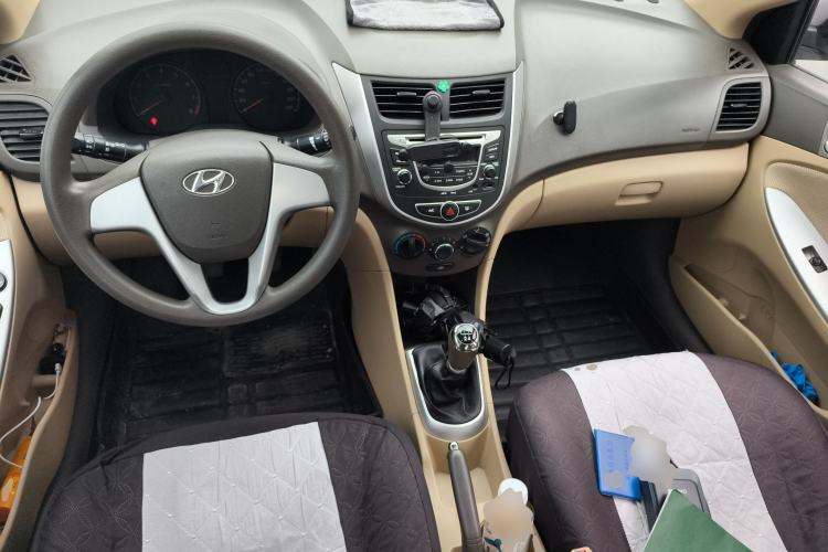 Used Hyundai Verna (older generation) 2010 Sedan 1.4L Manual Comfort GS Center Console
