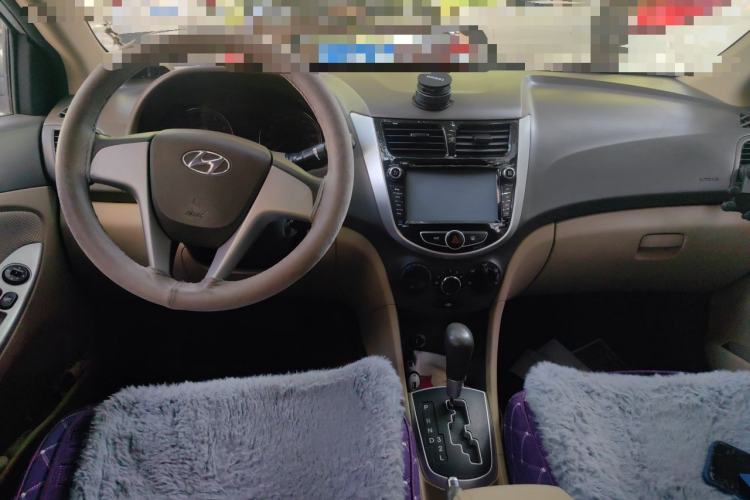 Used Hyundai Verna (older generation) 2010 Sedan 1.4L Automatic Fashionable GT Model Center Console