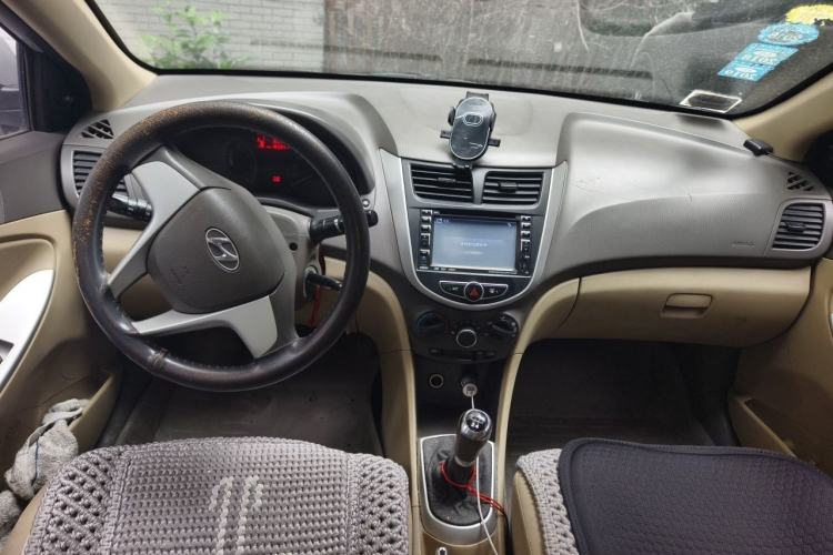 Used Hyundai Verna (older generation) 2010 Sedan 1.4L Manual Standard GL Model Center Console
