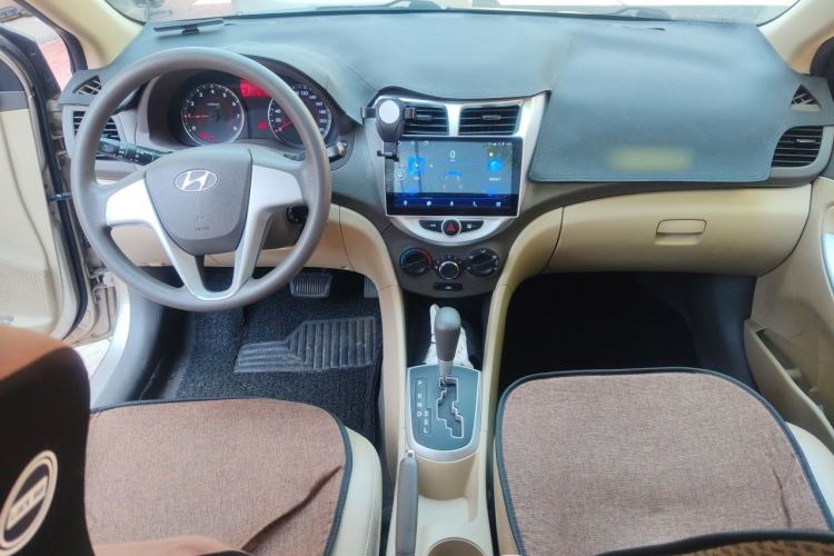 Used Hyundai Verna (older generation) 2010 Sedan 1.4L Automatic Fashionable GT Model Center Console