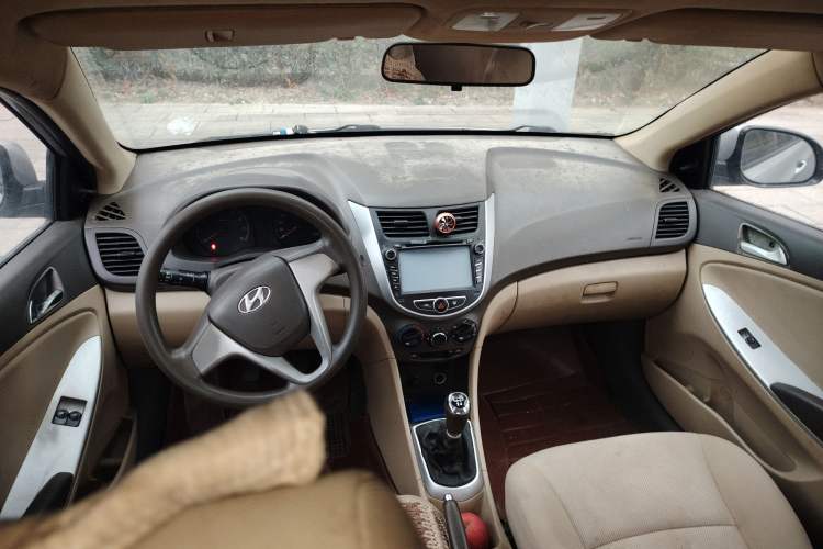 Used Hyundai Verna (older generation) 2010 Sedan 1.4L Manual Standard GL Model Center Console