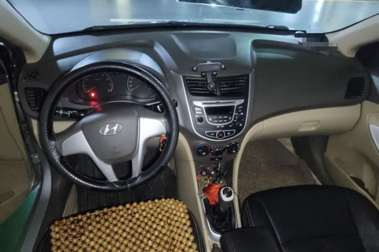 Used Hyundai Verna (older generation) 2010 Sedan 1.4L Manual Comfort GS Center Console