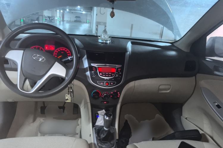 Used Hyundai Verna (older generation) 2010 Sedan 1.4L Manual Comfort GS Center Console