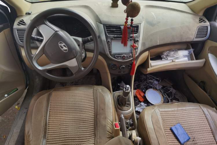 Used Hyundai Verna (older generation) 2010 Sedan 1.4L Manual Comfort GS Center Console
