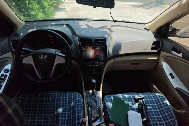 Used Hyundai Verna (older generation) 2010 Sedan 1.4L Automatic Comfort Model GS Center Console