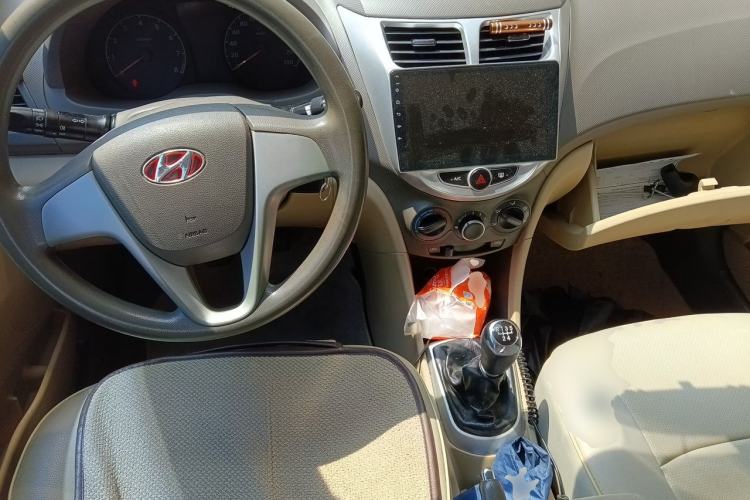 Used Hyundai Verna (older generation) 2010 Sedan 1.4L Manual Standard GL Model Center Console