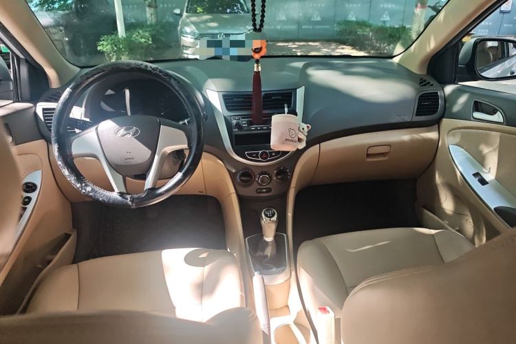 Used Hyundai Verna (older generation) 2010 Sedan 1.4L Manual Standard GL Model Center Console