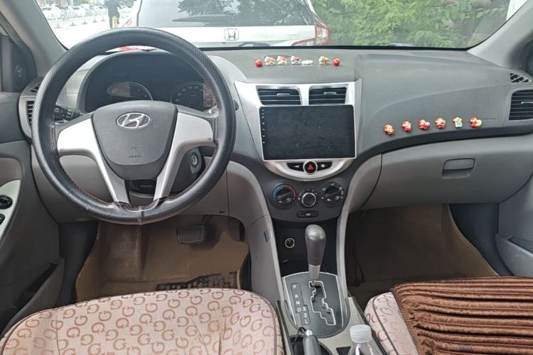 Used Hyundai Verna (older generation) 2010 Sedan 1.4L Automatic Fashionable GT Model Center Console