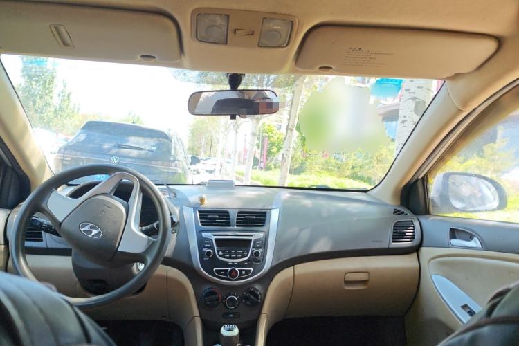 Used Hyundai Verna (older generation) 2010 Sedan 1.4L Manual Comfort GS Center Console
