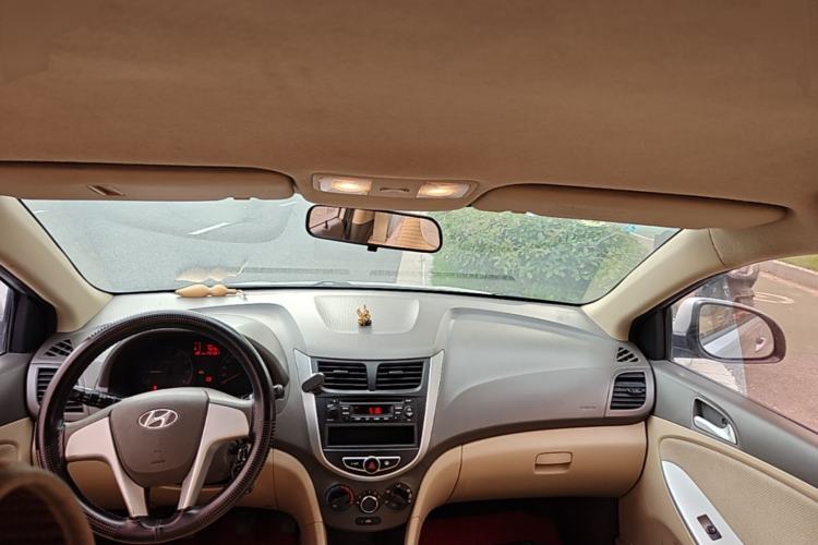 Used Hyundai Verna (older generation) 2010 Sedan 1.4L Manual BLUE Model Center Console