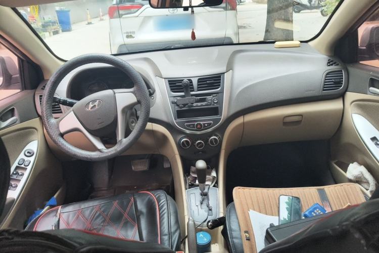 Used Hyundai Verna (older generation) 2010 Sedan 1.4L Automatic Comfort Model GS Center Console