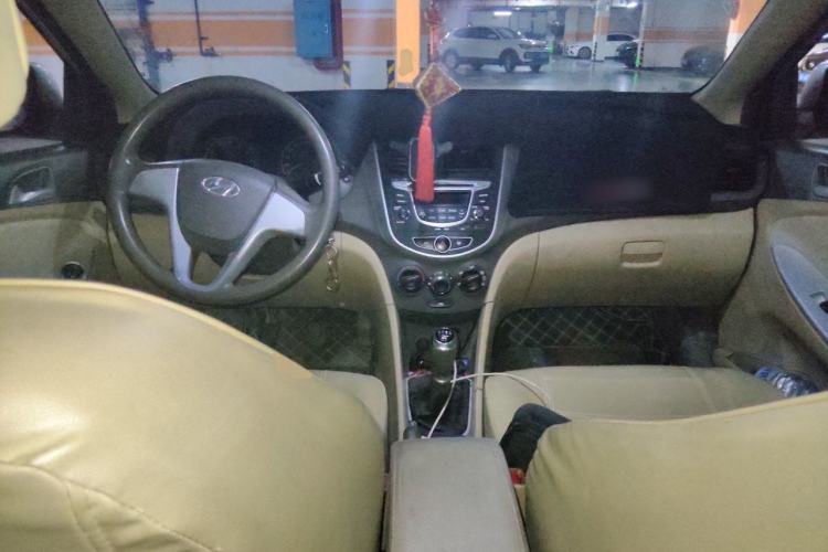 Used Hyundai Verna (older generation) 2010 Sedan 1.4L Manual Comfort GS Center Console