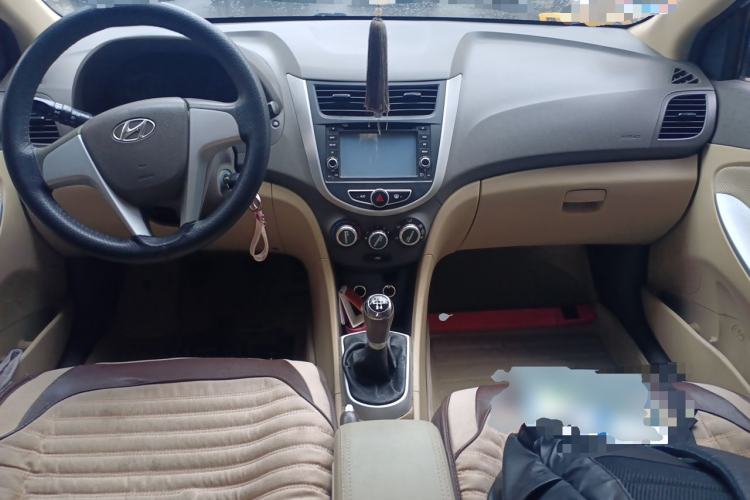 Used Hyundai Verna (older generation) 2010 Sedan 1.4L Manual Comfort GS Center Console