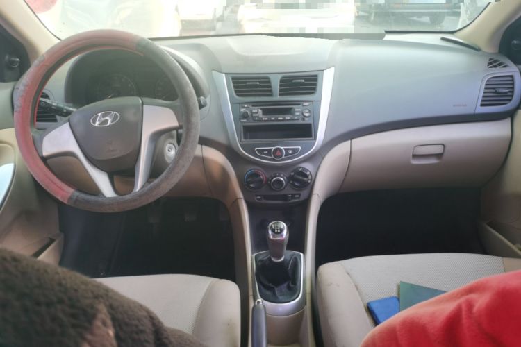 Used Hyundai Verna (older generation) 2010 Sedan 1.4L Manual Standard GL Model Center Console