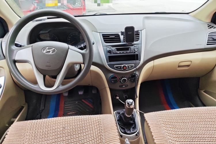 Used Hyundai Verna (older generation) 2010 Sedan 1.4L Manual Comfort GS Center Console