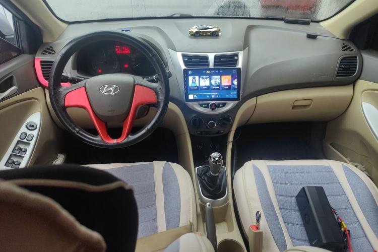 Used Hyundai Verna (older generation) 2010 Sedan 1.4L Manual Comfort GS Center Console