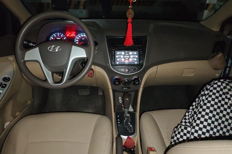 Used Hyundai Verna (older generation) 2010 Sedan 1.4L Automatic Comfort Model GS Center Console