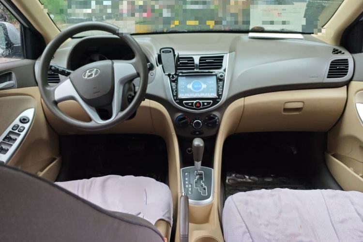 Used Hyundai Verna (older generation) 2010 Sedan 1.4L Automatic Fashionable GT Model Center Console
