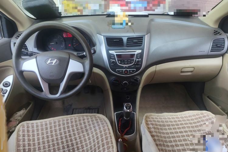 Used Hyundai Verna (older generation) 2010 Sedan 1.4L Manual Comfort GS Center Console