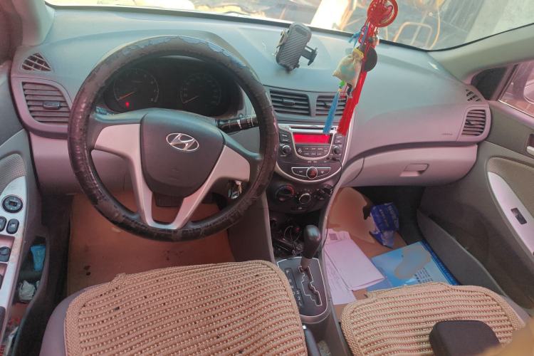 Used Hyundai Verna (older generation) 2010 Sedan 1.4L Automatic Comfort Model GS Center Console