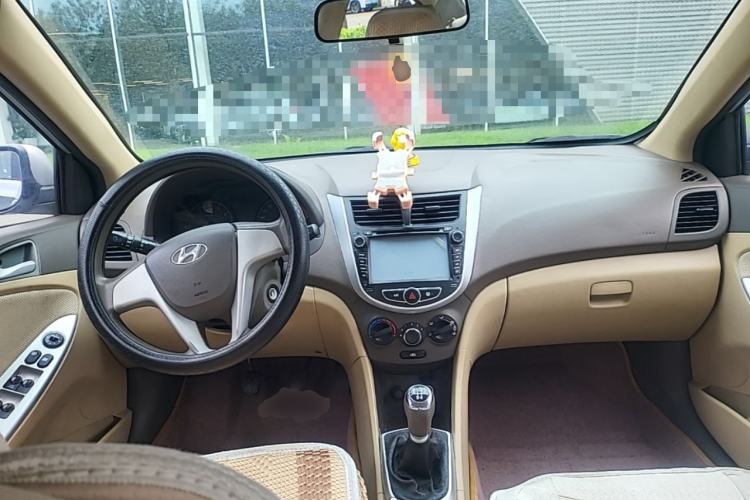 Used Hyundai Verna (older generation) 2010 Sedan 1.4L Manual Comfort GS Center Console