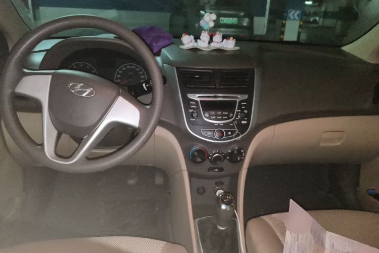 Used Hyundai Verna (older generation) 2010 Sedan 1.4L Manual Standard GL Model Center Console