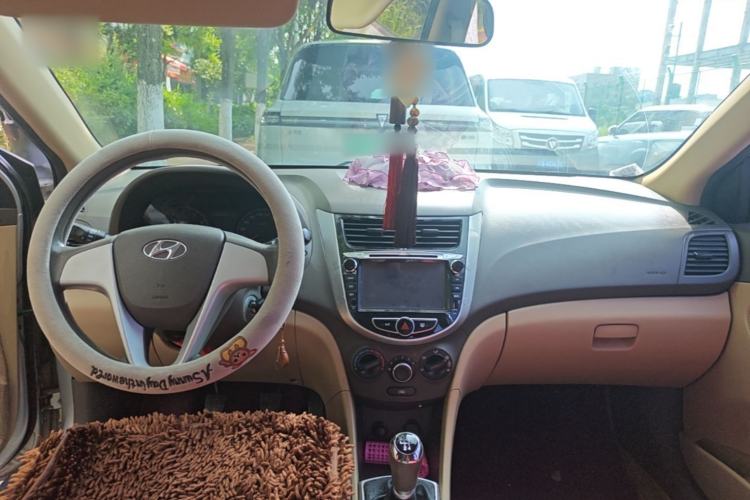 Used Hyundai Verna (older generation) 2010 Sedan 1.4L Manual Comfort GS Center Console