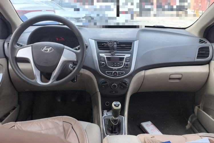Used Hyundai Verna (older generation) 2010 Sedan 1.4L Manual Comfort GS Center Console