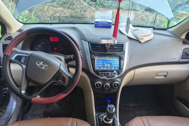 Used Hyundai Verna (older generation) 2010 Sedan 1.4L Manual Comfort GS Center Console