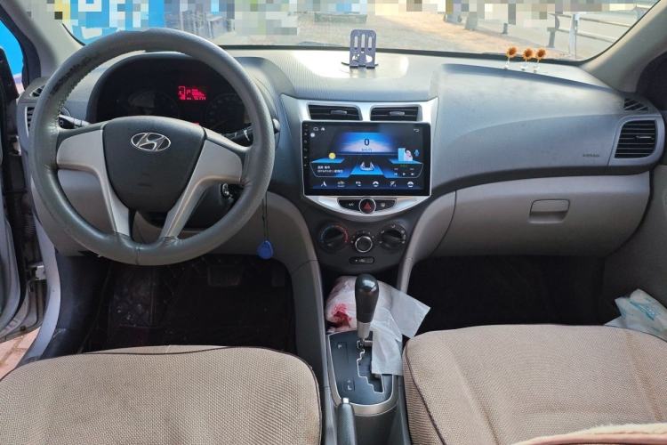 Used Hyundai Verna (older generation) 2010 Sedan 1.4L Automatic Comfort Model GS Center Console