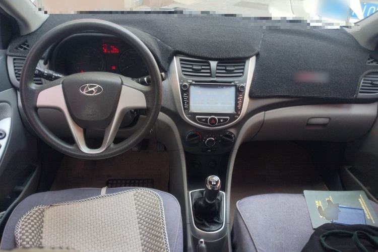Used Hyundai Verna (older generation) 2010 Sedan 1.4L Manual Comfort GS Center Console