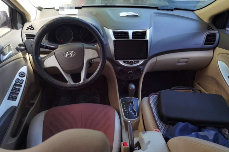 Used Hyundai Verna (older generation) 2010 Sedan 1.4L Automatic Fashionable GT Model Center Console